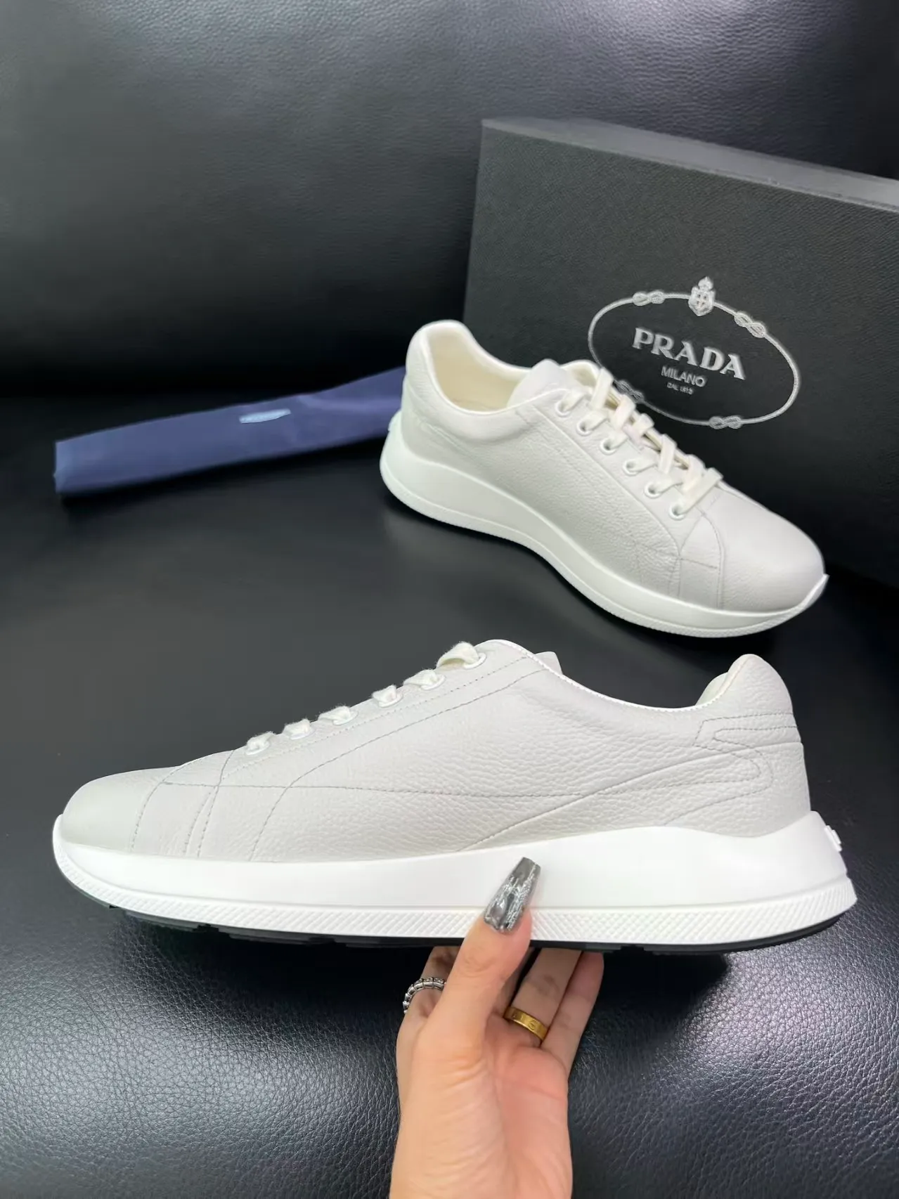P440 38-45 Prada Prada’s new men’s leather sneakers, the highest version on the market, any comparison is welcome🆚! The original leather has excellent texture and is super high-end! Fetal sheep net lining imported from Italy, removable pad! Luxurious materials and fine workmanship, highly recommended! No. 058